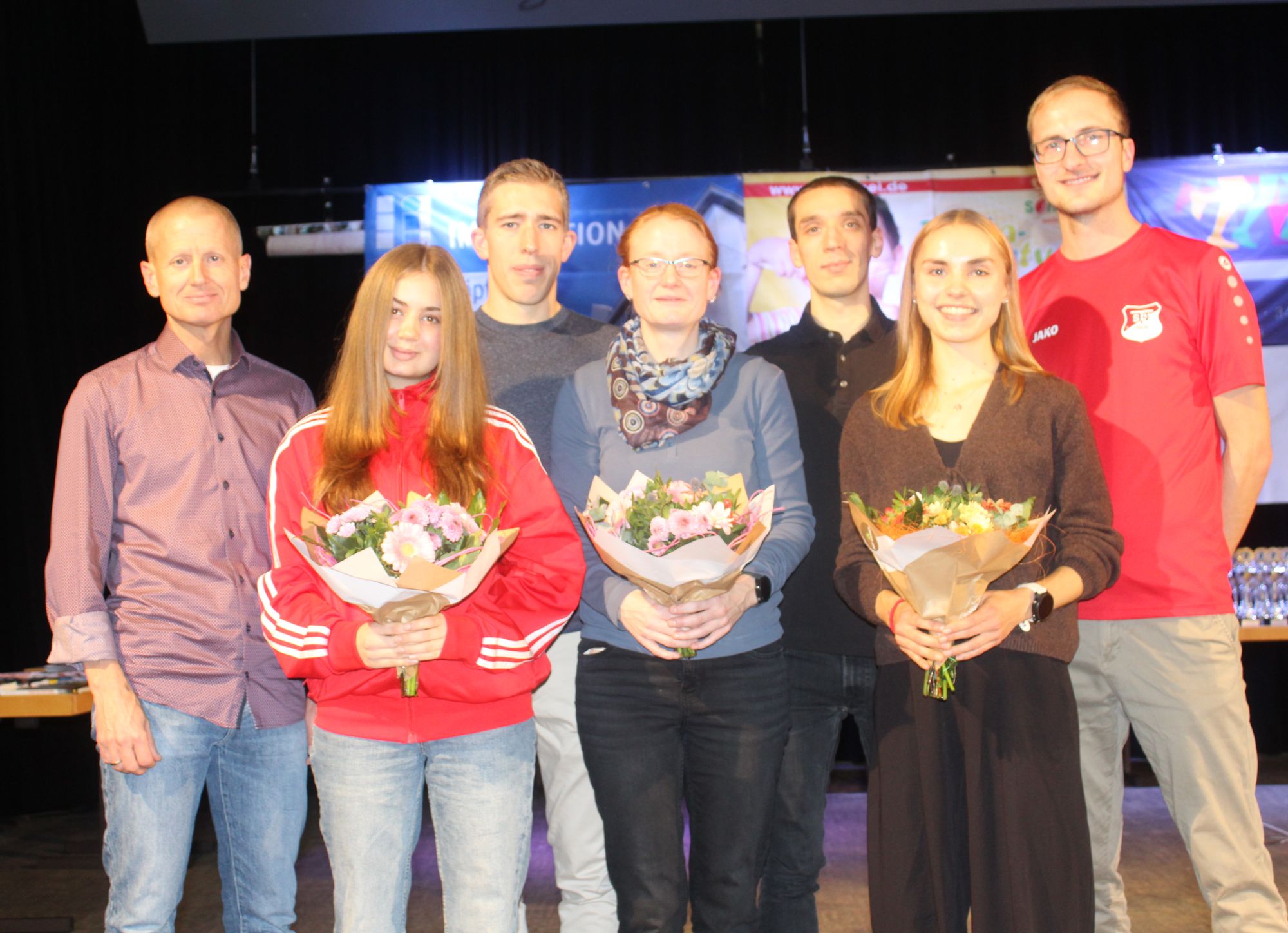 Gesamtsieger: Felix Kaiser, Lorenz Funck, Lukas Pieritz und Robin Schmidt (hinten von links). Jil Kaiser, Anne-Carin Maron und Marja Leena Palisaar (vorne von links). Klara Schween fehlte.